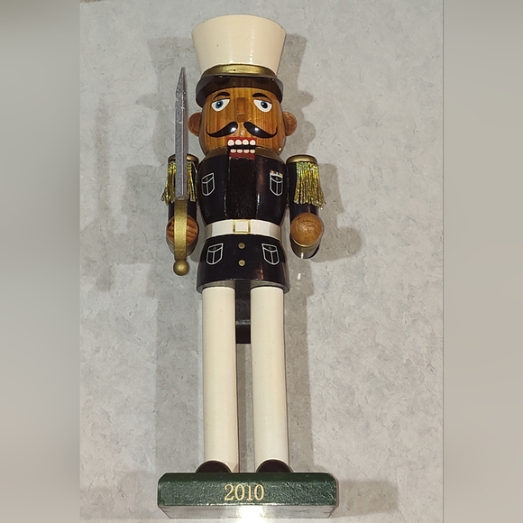 LIMITED EDITION HAND CRAFTED WOOD MILTARY SOLIDER HOLIDAY NUT CRACKER #62 of 472 - Picture 5 of 13